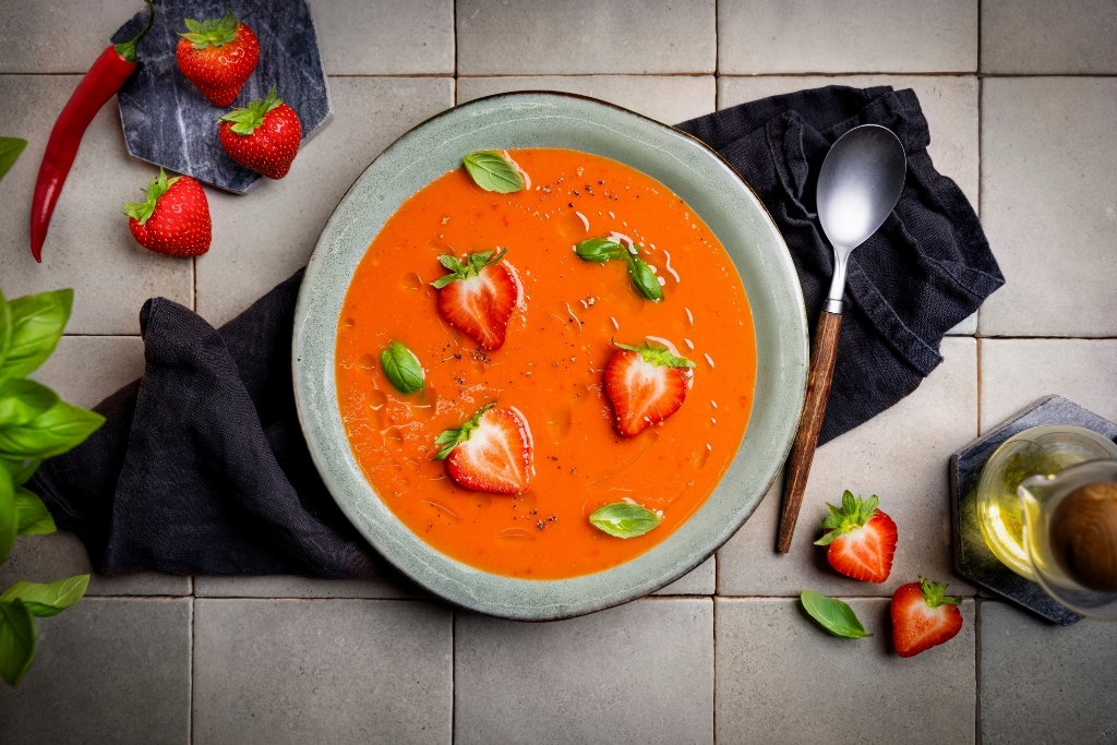 Zelf maken pittige gazpacho met aardbeien